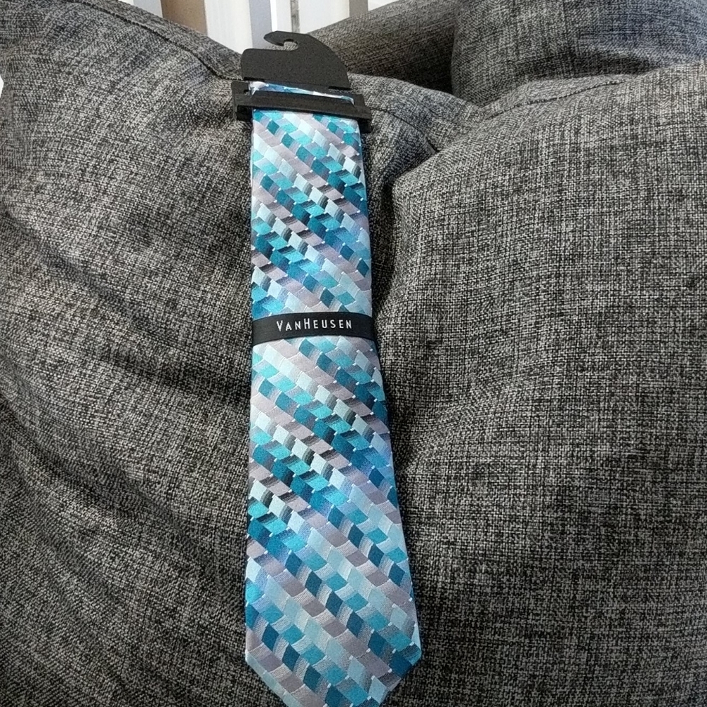 NWT Van Heusen Aqua Tie Brand New